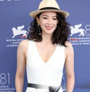 章子怡现身威尼斯电影节,生图暴露脸部状态,网友:原装“脸”就是牛!