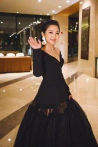 34岁释小龙疑似结婚生女,妻子颜值堪比何洁