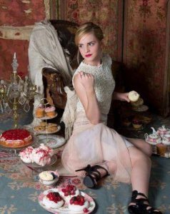 艾玛·沃森的争议行为:从公开批评到半裸宣传