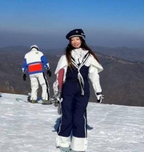 李小璐滑雪视频引发热议,回应黑粉争议