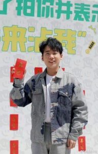 《喜剧大会》新季评测:大张伟的“格格不入”引发争议,观众反应如何?