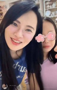 ​秦昊带伊能静回老家，婆媳情深似母女，网友笑称全家土商务引热议