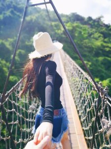 ​张馨予秀长腿却被脚抢镜，丝袜配凉拖，不是奶奶们的最爱吗