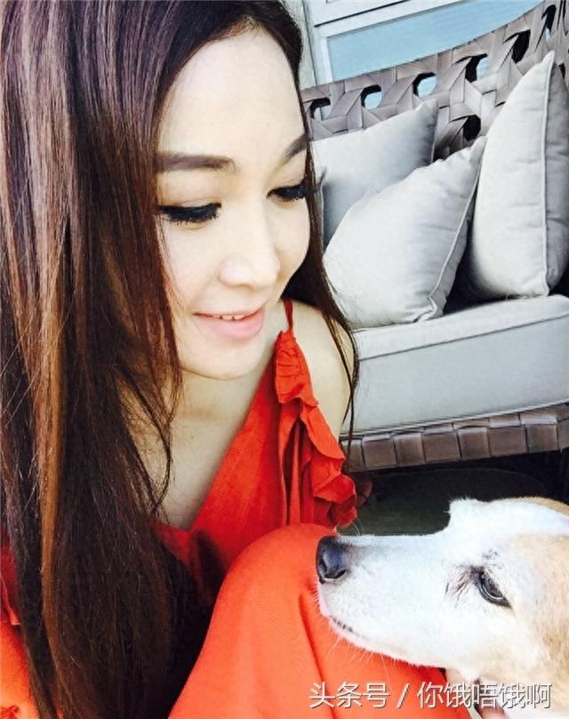 温碧霞万年不变的发型和浓妆 敢不敢不修图和拿掉那两片海苔?