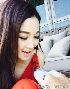 温碧霞万年不变的发型和浓妆 敢不敢不修图和拿掉那两片海苔?