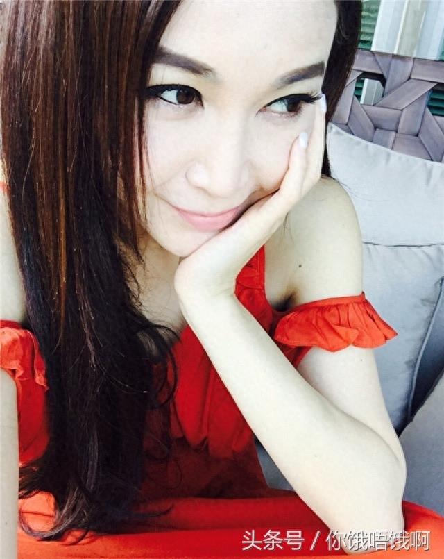 温碧霞万年不变的发型和浓妆 敢不敢不修图和拿掉那两片海苔?