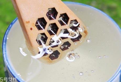 槐花蜜能治便秘吗 有润肠通便的效果 槐花蜜能治便秘吗 有润肠通便的效果