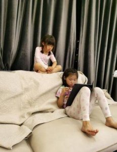 岳云鹏7岁女儿曝光,长发披肩光脚坐地看书,长相完美复制爸爸