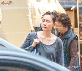 邱淑贞素颜现身蓝毗尼,与沈嘉伟夫妇携女儿低调出游,优雅魅力依旧引众赞叹