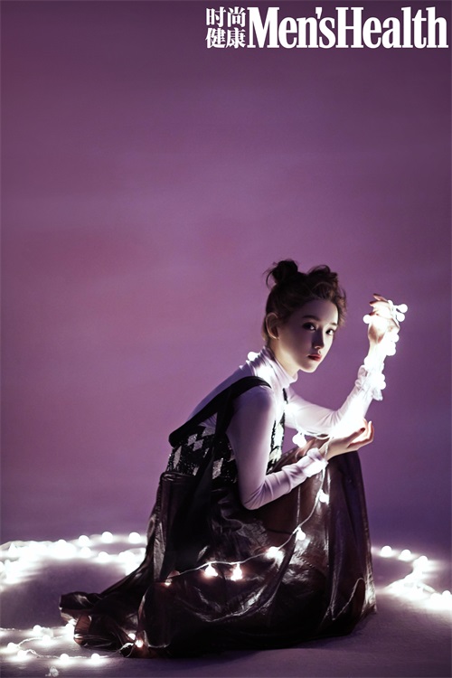 李沐宸最新杂志大片曝光 光影流转演绎时尚百变姿态