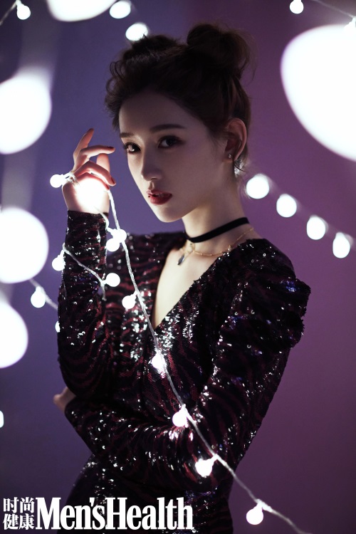 李沐宸最新杂志大片曝光 光影流转演绎时尚百变姿态