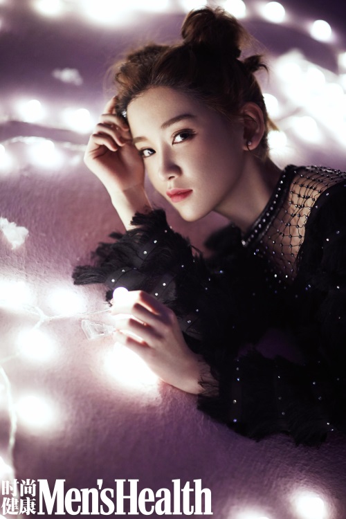 李沐宸最新杂志大片曝光 光影流转演绎时尚百变姿态