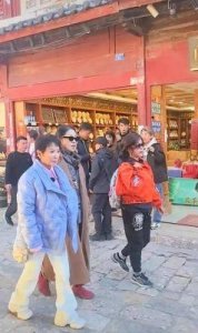 《一路繁花》综艺:刘晓庆与倪萍活力四射,年华无惧尽享巴厘岛