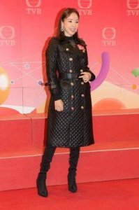 TVB女星挑战新剧,43寸长腿魅力撩男主,勇敢透露整容事实