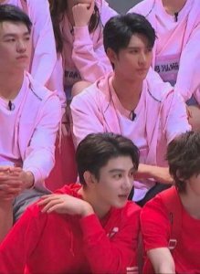 《杨紫新剧《国色芳华》定档,肖战拯救唱片业,张予曦母亲全力支持》等明星动