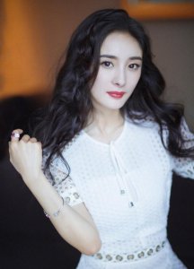 嘉行传媒签约艺人大盘点,迪丽热巴地位仅次于杨幂