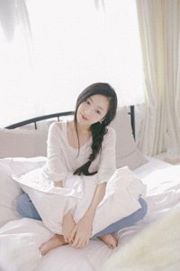 厉蔺菲是清新脱俗的邻家女孩,其容貌精致,口齿流利