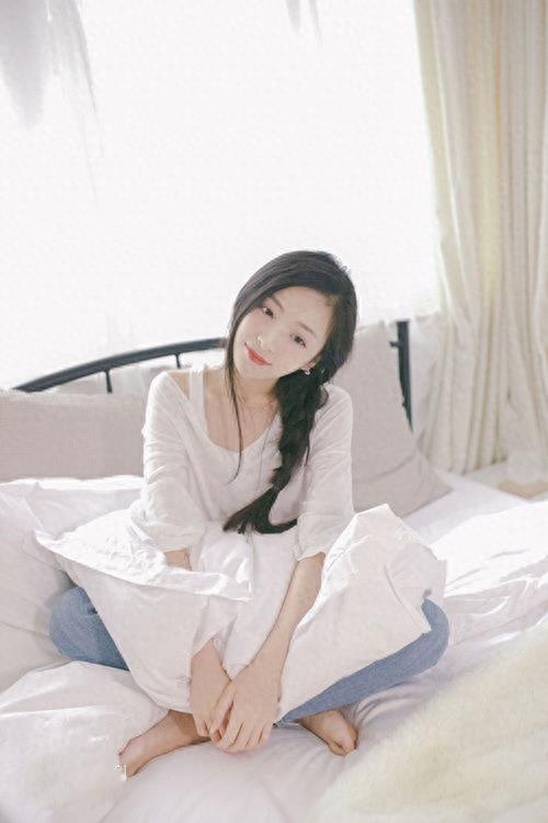 厉蔺菲是清新脱俗的邻家女孩,其容貌精致,口齿流利