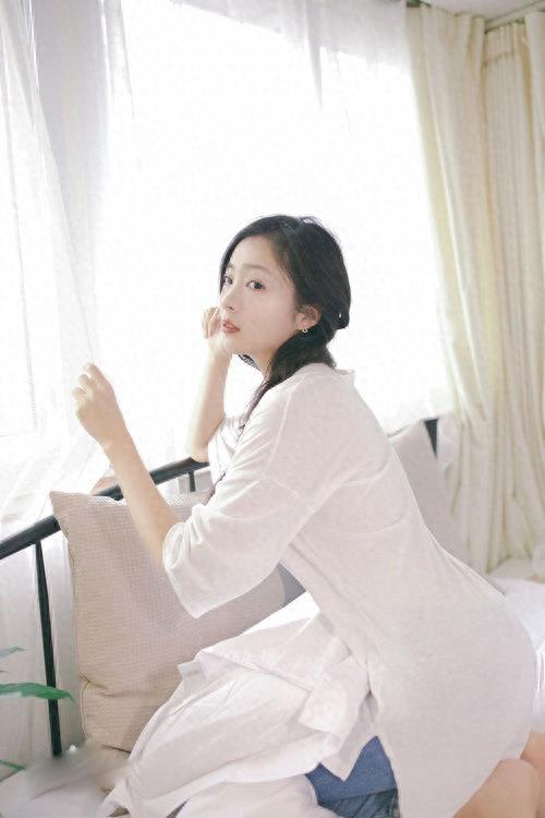 厉蔺菲是清新脱俗的邻家女孩,其容貌精致,口齿流利