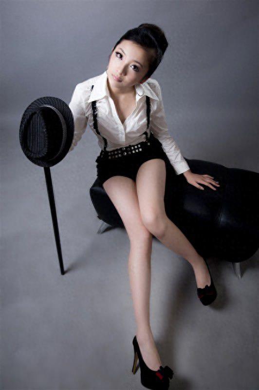 厉蔺菲是清新脱俗的邻家女孩,其容貌精致,口齿流利