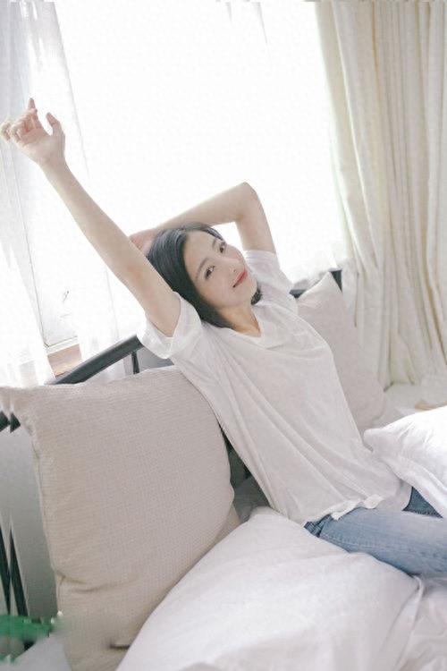 厉蔺菲是清新脱俗的邻家女孩,其容貌精致,口齿流利