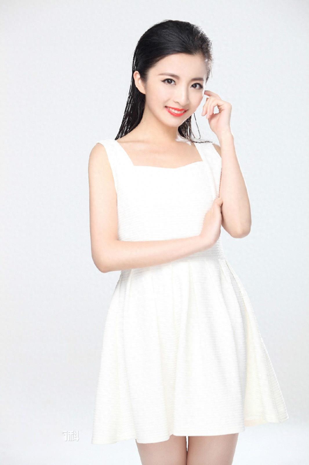 厉蔺菲是清新脱俗的邻家女孩,其容貌精致,口齿流利