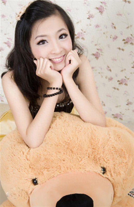 厉蔺菲是清新脱俗的邻家女孩,其容貌精致,口齿流利