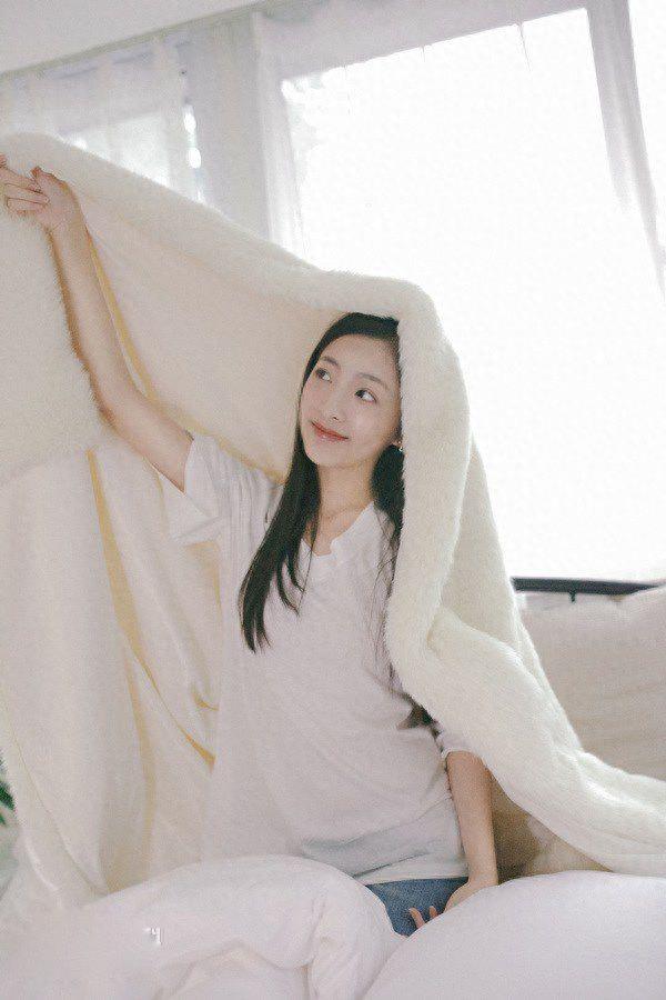 厉蔺菲是清新脱俗的邻家女孩,其容貌精致,口齿流利