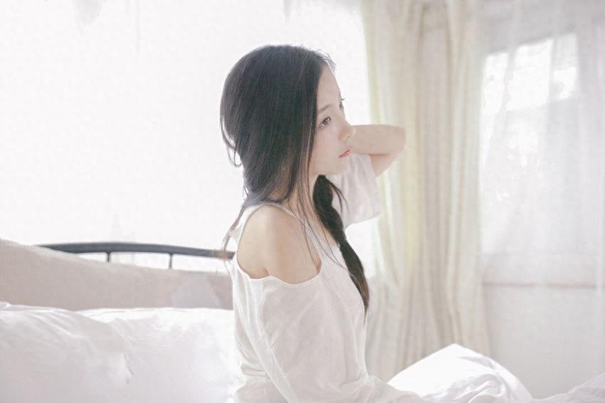 厉蔺菲是清新脱俗的邻家女孩,其容貌精致,口齿流利