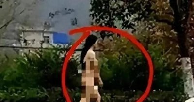 少妇出轨被老公暴揍,光屁股雨中仰天大哭,该是同情还是罪有应得