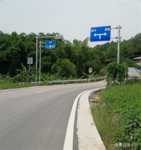 ​重庆市渝北区半山腰上的一个小场镇，是村民最喜欢摆龙门阵的地方