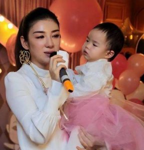 ​黄奕母女同框惊艳，明星基因显强大——解析多位女明星与女儿的相似魅力