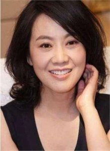 《小巷人家》闫妮:微醺人生背后的演技巅峰与独特魅力