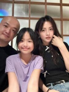 ​包贝尔夫妇机场被偶遇，疑似包文婧怀二胎引发热议