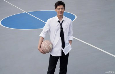 李易峰最新照片,网友:还是那个校草