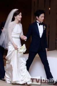 李宝英与池城婚礼视频曝光:六年爱情长跑步入婚姻殿堂