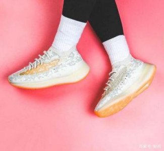 yeezy380-蜜桃粉和白色:梦幻配色的时尚解读:展现迷人色彩搭配的魅力