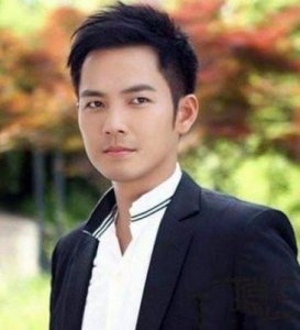 郑敬淏穿女友秀英T恤,支持恋情长跑12年的Solo出道