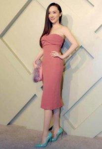 43岁霍思燕携宠物拍封面,诠释微胖女性的极致魅力