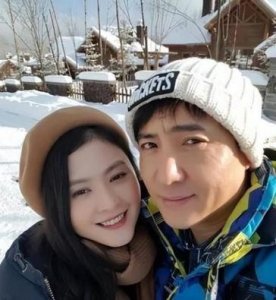 沈腾携妻儿度假:满身横肉的妻子眼神甜蜜,原来当年马丽输在这