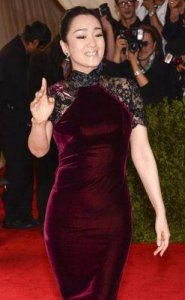 59岁巩俐佩戴3亿项链拍摄杂志气质优雅身材完美完全看不出中年状态