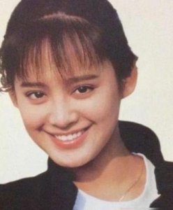 张咪:从模特到歌手的坎坷人生与年轻时的风采