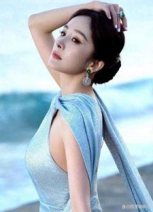 34岁杨幂身材辣到没朋友!九头身比例大秀腰线,P图都难以媲美