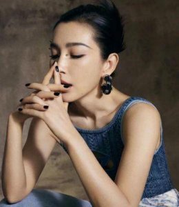 李冰冰的写真照片曝光,展现火辣身材和时尚魅力,即便年近40依旧美艳动人