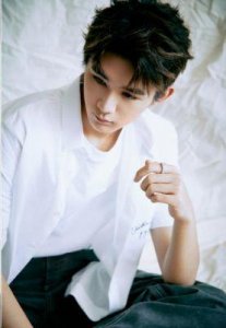 荣梓杉被指背刺原公司引发争议,网友反应两极分化