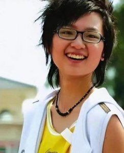 周笔畅是否为同性恋者?赵英婷与周笔畅的亲吻照片流出