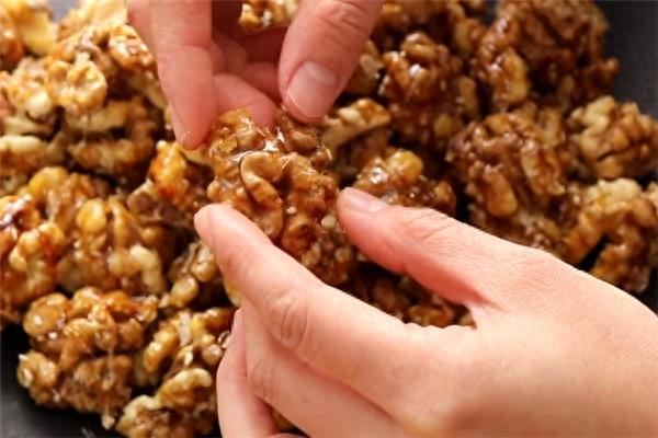 自己在家做琥珀核桃,方法简单嘎嘣脆,好吃的停不下来