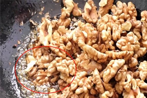 自己在家做琥珀核桃,方法简单嘎嘣脆,好吃的停不下来