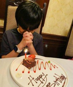 林志颖50岁生日:陈若仪晒蛋糕照庆祝,kimi久违亮相