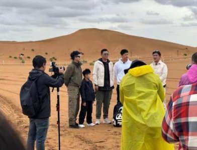 爸爸再出发:11年后重逢:村长李锐被小石头郭子睿抱起,泪如泉涌